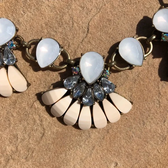 Bold flower pedal gems statement necklace - Picture 5 of 5